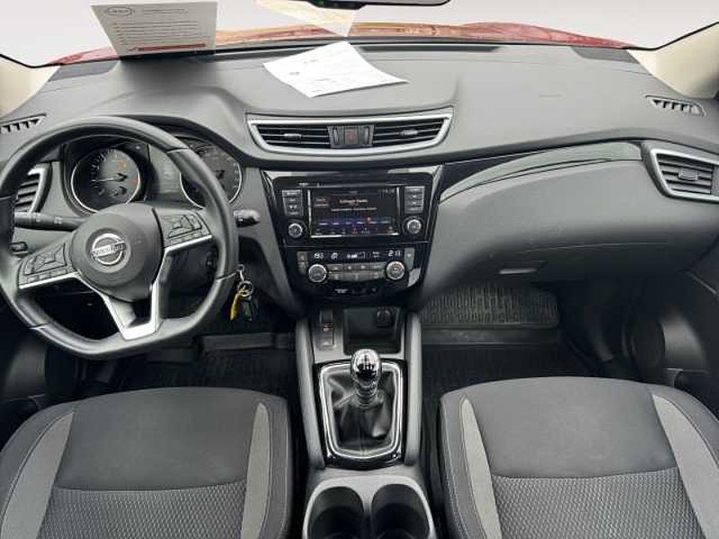 Nissan Qashqai Shiro 1.3 DIG-T 6MT Navigation Rückfahrkamera Sitzheizung 8-fach bereift Klimaau